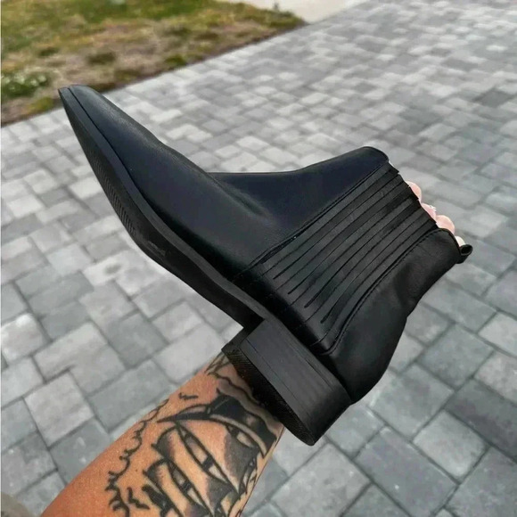 Classic Ankle Chelsea Boot Bootie Vegan Leather Black 8 1/2 Or Boys 7 - Picture 6 of 9